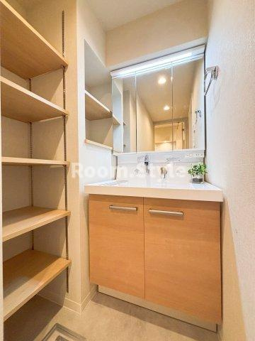 パシフィック自由が丘マンションの独立洗面台|空室のためご都合に合わせてご内覧できます
お問合せはお電話でもお受付しております。
03-6450-5211