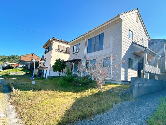 東伯郡湯梨浜町泊中古戸建の庭|建物前面には駐車するのに十分なスペースがございます。