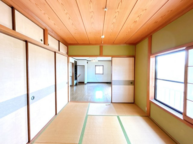 東伯郡湯梨浜町泊中古戸建の和室|２階リビング別アングルです。