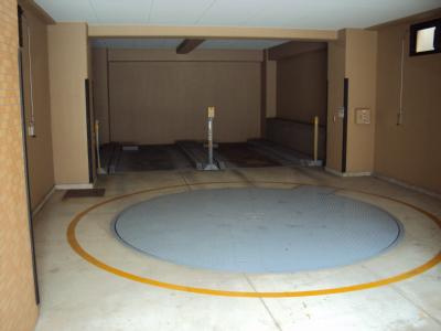 ライオンズマンション四条堀川第2の駐車場