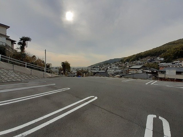 アベニール３番館の駐車場