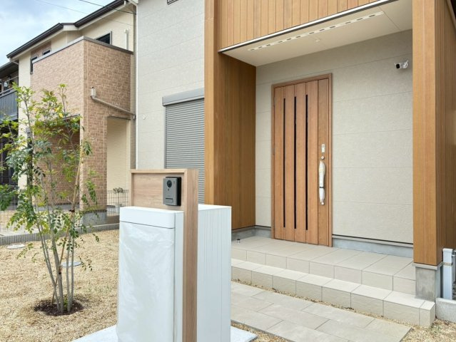 新築戸建　大垣市禾森　全8区画分譲の玄関|玄関ドアの鍵はディンプルキーと内側はサムターンキーになっており防犯性の高い仕様になっています。