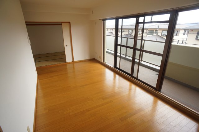 奈良市疋田町の賃貸マンションの居間・リビング