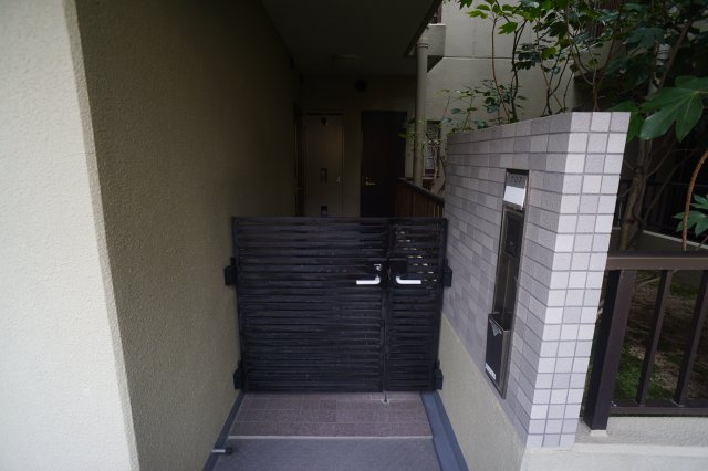 奈良市疋田町の賃貸マンションのエントランス