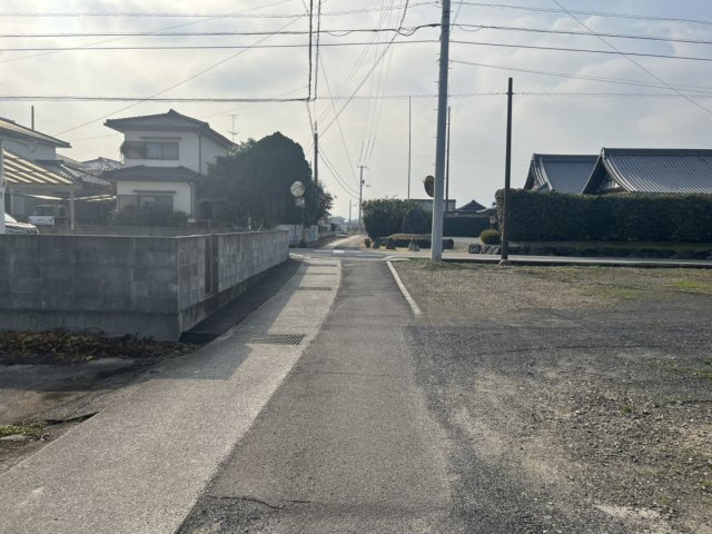 西条市周布土地【677】84.52坪の前面道路含む現地写真