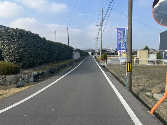西条市周布土地【677】84.52坪の前面道路含む現地写真