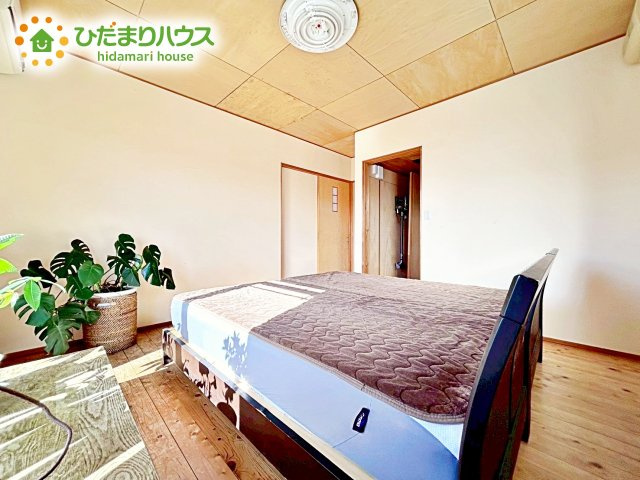 【寝室】 | 水戸市東前町　中古戸建 | 主寝室は広々していて安らげる空間に。大きな窓から光が差し込み、朝の目覚めも良さそう♪