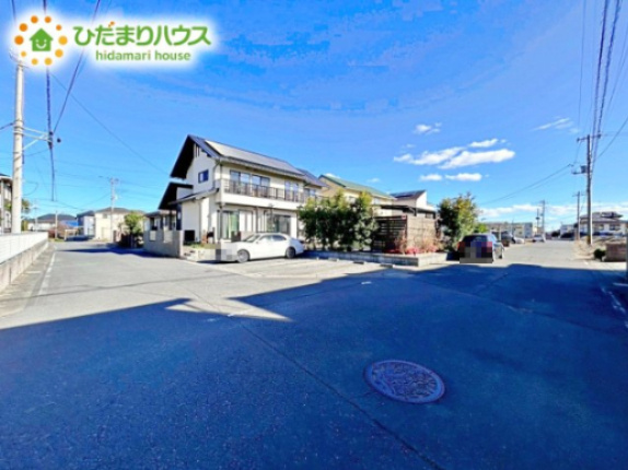 【前面道路含む現地写真】 | 水戸市東前町　中古戸建 | 落ち着いた雰囲気の閑静な住宅街で、暮らしやすい住環境。