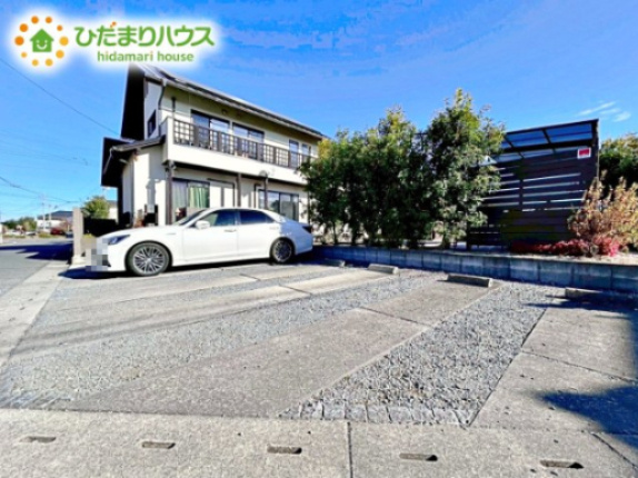 【駐車場】 | 水戸市東前町　中古戸建 | 3台駐車できるゆとりのカースペース完備