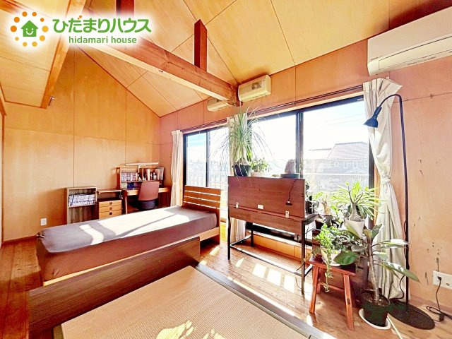 【洋室】 | 水戸市東前町　中古戸建 | 洗練された空間にやわらかい光が差し込み、お気に入りの家具や小物が映えます。