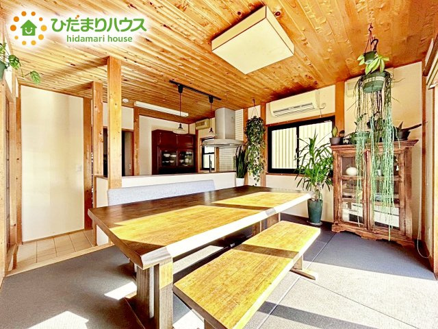 【居間・リビング】 | 水戸市東前町　中古戸建 | 陽の光がたっぷり降り注ぐ、明るいL空間