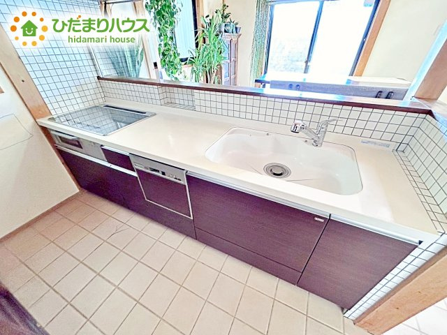 【キッチン】 | 水戸市東前町　中古戸建 | 開放的な対面キッチンは、リビングで遊ぶお子様の様子を見守りながらお料理ができます！