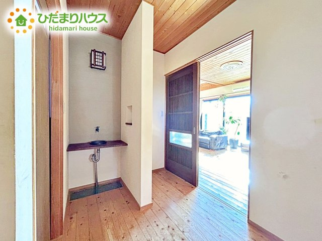【洗面所】 | 水戸市東前町　中古戸建 | 玄関近くに洗面台があれば帰ってきてすぐに手洗いうがいもできますね