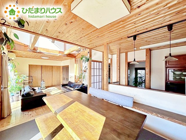 【居間・リビング】 | 水戸市東前町　中古戸建 | 家族との大切な時間を多く過ごすリビング。ゆったりとした広さのある空間で会話も弾みます♪
