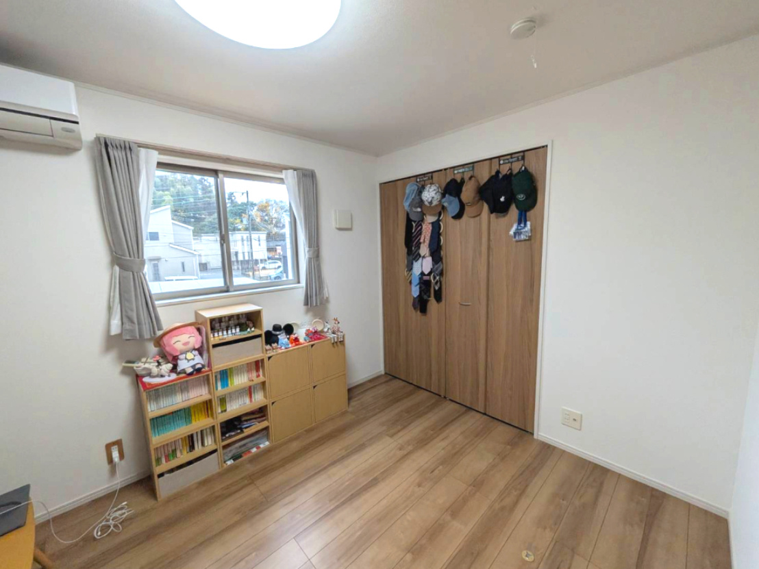 和泉市春木町2階建て角地（小学校は南松尾はつが野学園）の洋室|洋室です