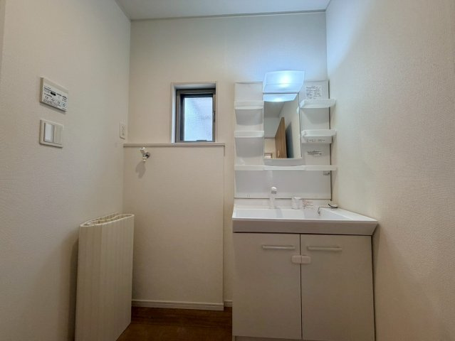 和泉市春木町2階建て角地（小学校は南松尾はつが野学園）の独立洗面台