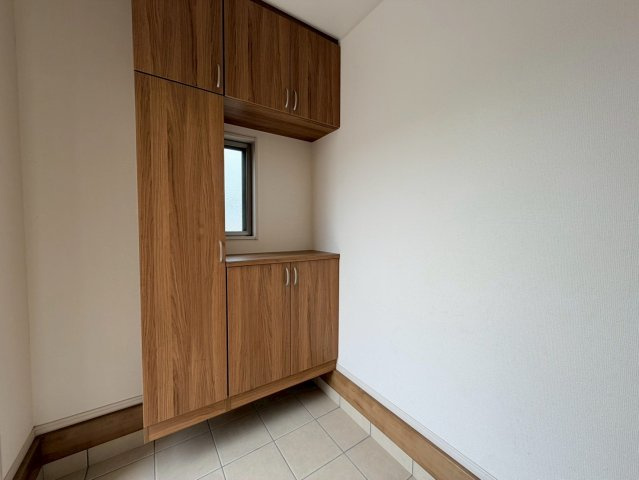 和泉市春木町2階建て角地（小学校は南松尾はつが野学園）の玄関