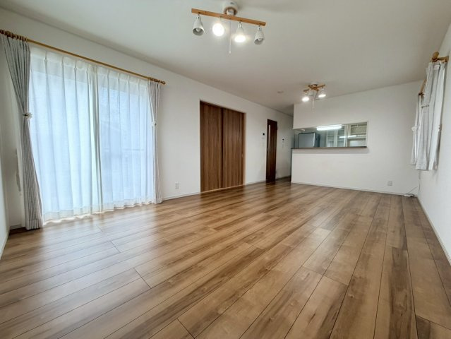 和泉市春木町2階建て角地（小学校は南松尾はつが野学園）の居間・リビング|リビングです