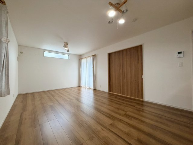 和泉市春木町2階建て角地（小学校は南松尾はつが野学園）の居間・リビング|日差しがよく入る、使いやすいリビングですね