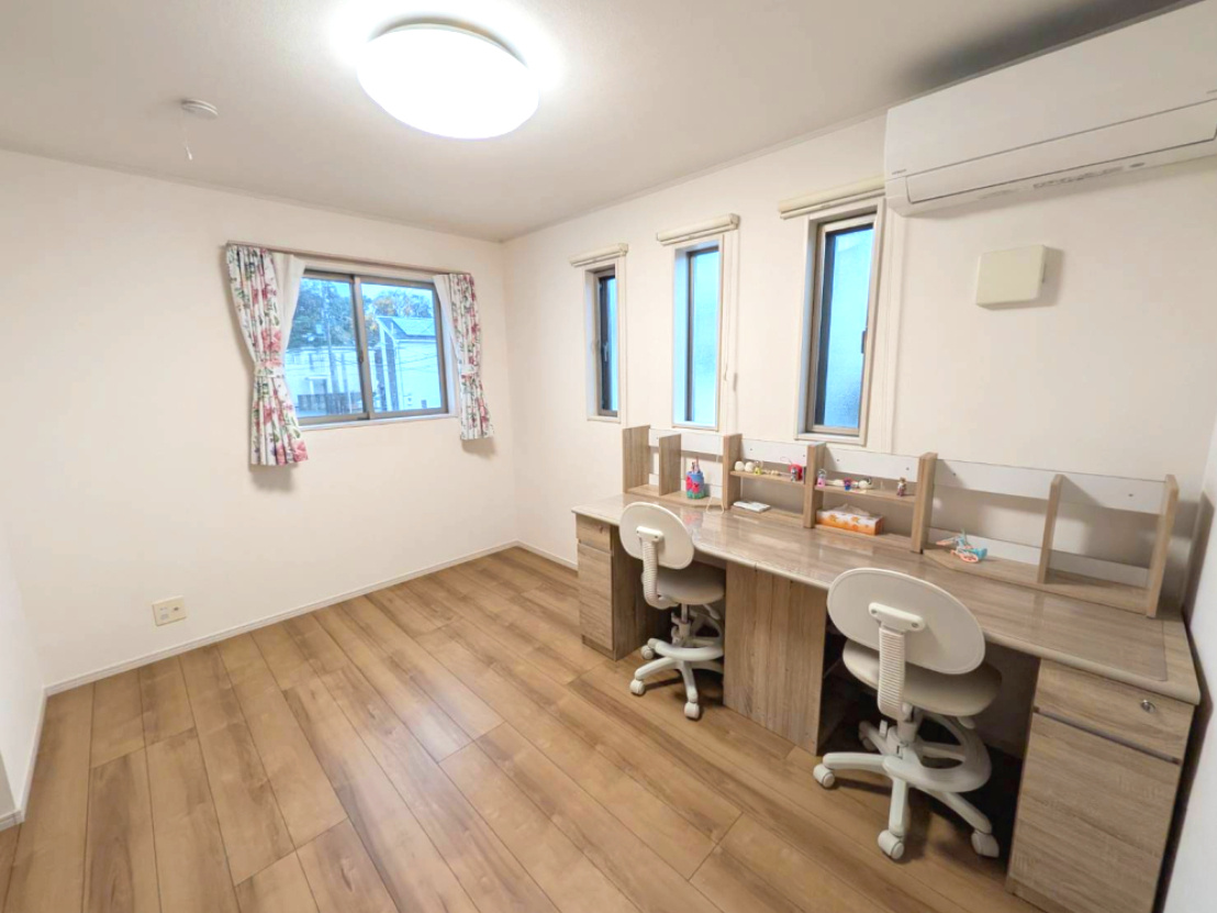 和泉市春木町2階建て角地（小学校は南松尾はつが野学園）の洋室|洋室です