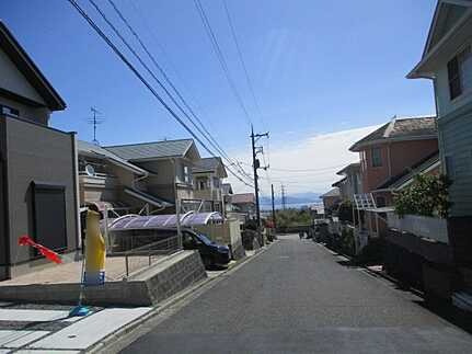 廿日市市四季が丘５丁目　新築一戸建ての前面道路含む現地写真