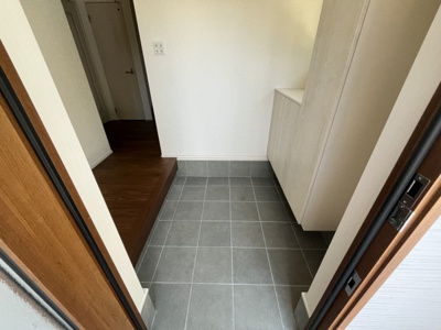 【玄関】 | 【20万円ｷｬｯｼｭﾊﾞｯｸ対象物件】ファーストタウン第6河合町星和台 全2棟 1号棟 | 施工例写真
