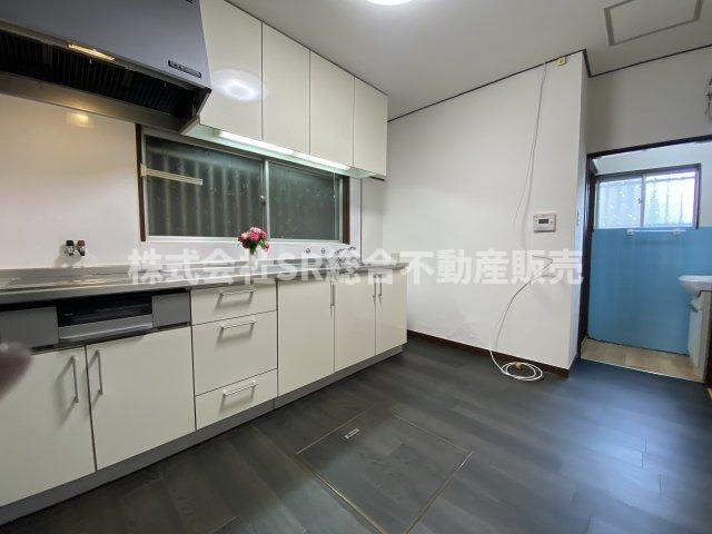 足代北1丁目中古戸建のキッチン|使いやすい居間です！