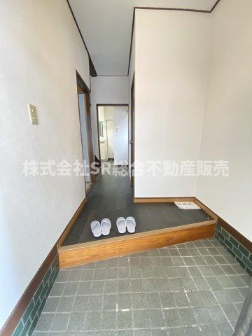 足代北1丁目中古戸建の玄関|広々使える玄関です。