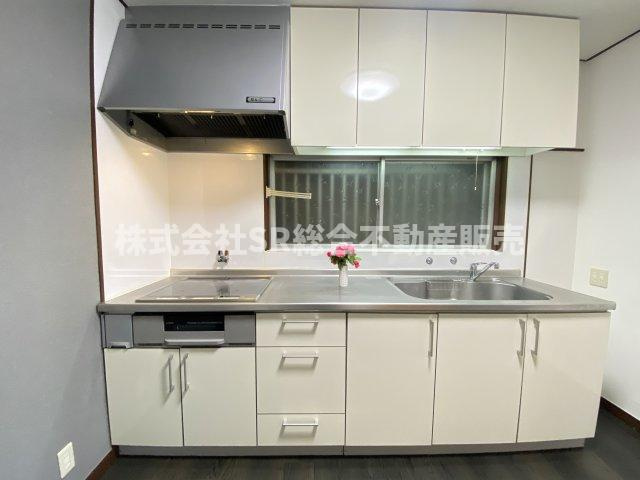 足代北1丁目中古戸建のキッチン|IH3口コンロ、グリル付きのシステムキッチンで快適にお料理できます！