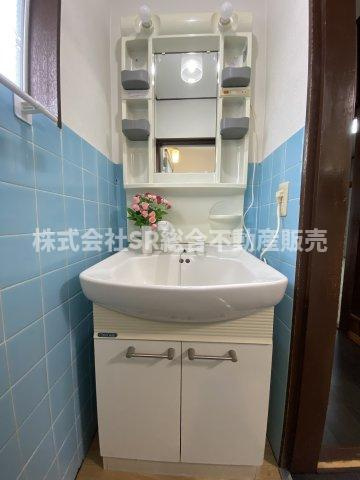 足代北1丁目中古戸建の独立洗面台|独立洗面台、小物を置くことができて便利です