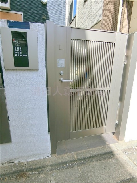 ブライト鵜の木のエントランス|エントランス　ゲート式TVモニター付オートロック宅配BOXメールBOX