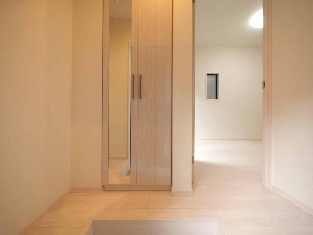 ルミナス小路の玄関