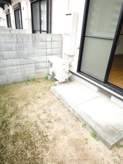 加古郡播磨町上野添１丁目のアパートの庭|テラスです