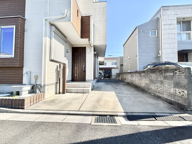 【前面道路含む現地写真】