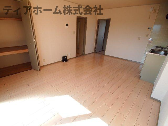 カサベルテC棟の居間・リビング|こちらの居間で趣味の時間をお楽しみください