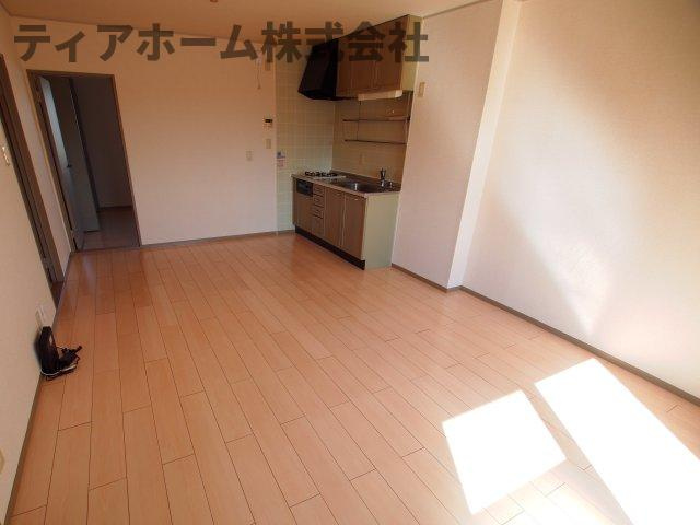 カサベルテC棟の居間・リビング|使いやすい居間です