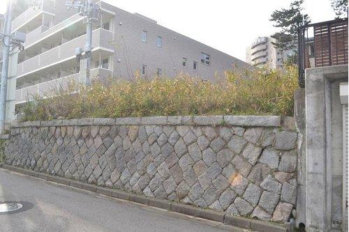 新潟市中央区旭町通一番町の土地図|道路との高低差が約2mあります。現況のままでのお渡しになりますのでご了承ください。