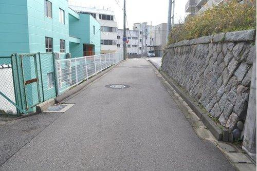 新潟市中央区旭町通一番町の前面道路含む現地写真|新潟小学校・寄居中学校ともに500m圏内で、子育て世代のご家族にもオススメの売地です。