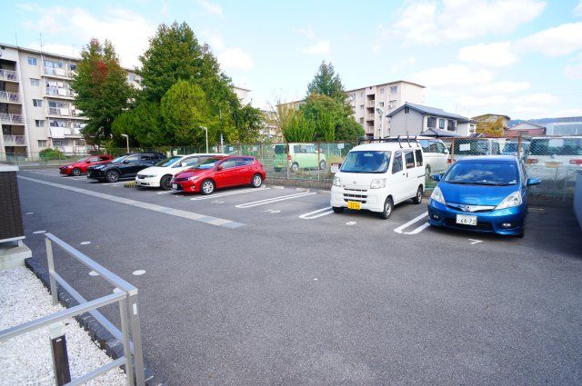 フローラル　メゾンの駐車場