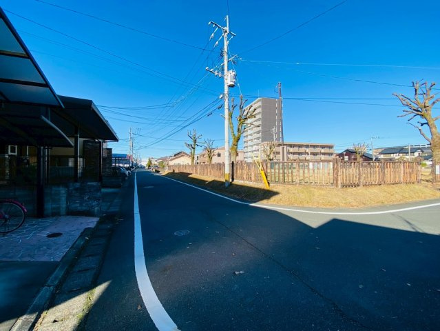 菊陽町津久礼　中古戸建の前面道路含む現地写真