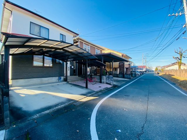 菊陽町津久礼　中古戸建の前面道路含む現地写真