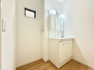 【洗面所】 | 伏見区桃山与五郎町　新築戸建 | 【洗面化粧台】