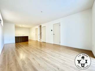 【居間・リビング】 | 伏見区桃山与五郎町　新築戸建 | 2025年8月完成済み！！
2ヶ所にウォークインクローゼットが完備された収納力のある4LDK。
リビング階段で自然と家族が集まる空間です。