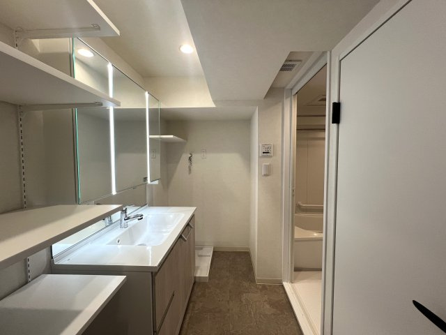 13階からの眺望は圧巻！！晴れていれば富士山も見える！きっと希望も見える！！【リフォーム】若葉台団地1-4号棟の脱衣所