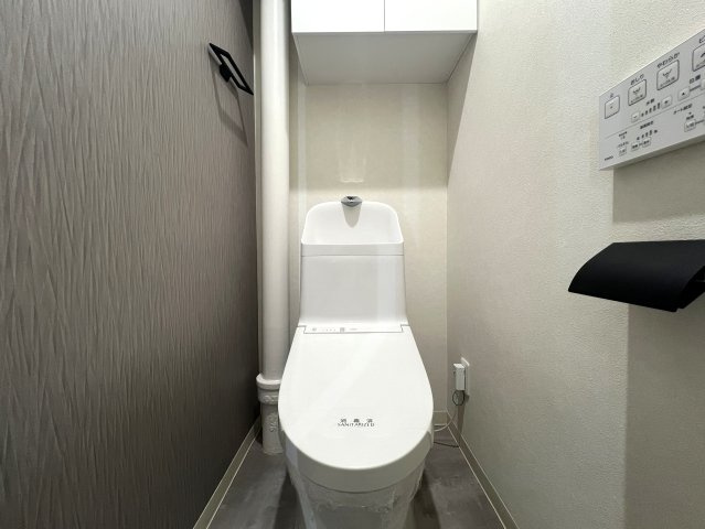 13階からの眺望は圧巻！！晴れていれば富士山も見える！きっと希望も見える！！【リフォーム】若葉台団地1-4号棟のトイレ