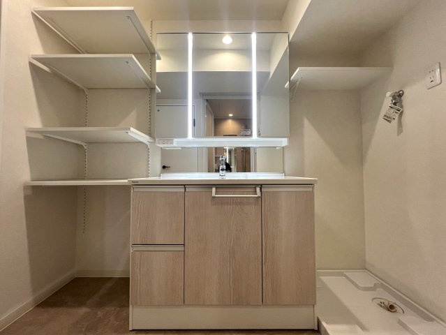 13階からの眺望は圧巻！！晴れていれば富士山も見える！きっと希望も見える！！【リフォーム】若葉台団地1-4号棟の独立洗面台