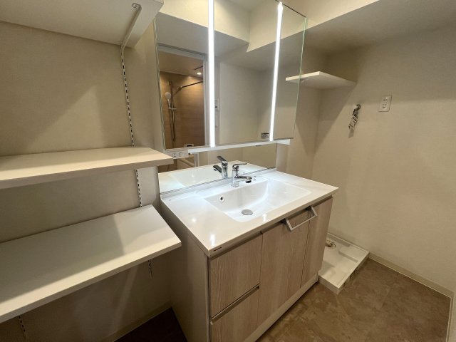 13階からの眺望は圧巻！！晴れていれば富士山も見える！きっと希望も見える！！【リフォーム】若葉台団地1-4号棟の独立洗面台