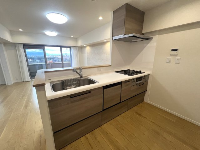 13階からの眺望は圧巻！！晴れていれば富士山も見える！きっと希望も見える！！【リフォーム】若葉台団地1-4号棟のキッチン