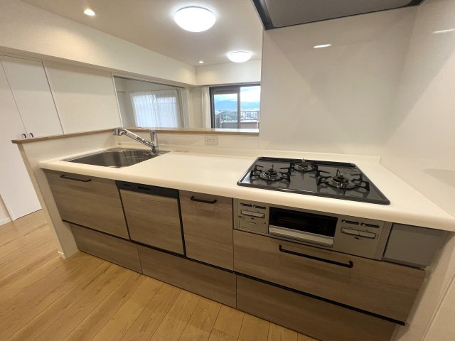 13階からの眺望は圧巻！！晴れていれば富士山も見える！きっと希望も見える！！【リフォーム】若葉台団地1-4号棟のキッチン