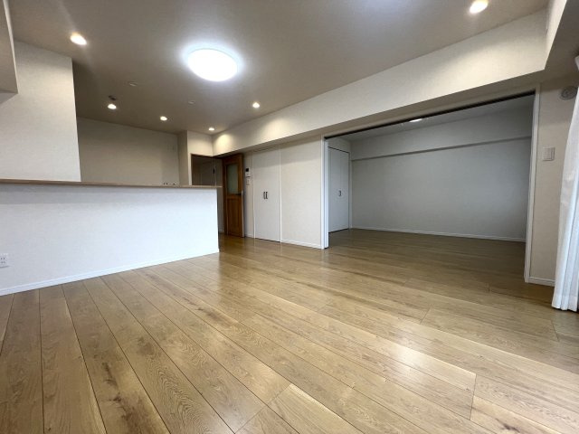 13階からの眺望は圧巻！！晴れていれば富士山も見える！きっと希望も見える！！【リフォーム】若葉台団地1-4号棟の居間・リビング